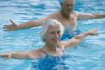 Những điều người già nên biết khi đi bơi mùa hè
