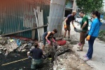 Khách Tây lội cống thối ở Hà Nội để vớt rác