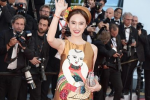 Angela Phương Trinh diện váy tranh Đông Hồ đến Cannes
