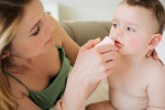 Mẹo hay cho mẹ: Chữa sổ mũi và nghẹt mũi cho bé bằng phương pháp đơn giản