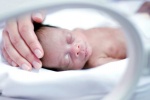 Sức khỏe tim mạch của trẻ sinh non cải thiện khi được bú mẹ