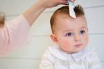 Có nên cắt tóc máu cho trẻ sơ sinh?
