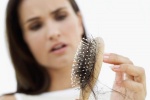 Bệnh rụng tóc lan tỏa do stress và thói quen sống chữa thế nào?