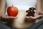 Mẹ bầu ăn nhiều chất béo ảnh hưởng đến hệ miễn dịch của trẻ