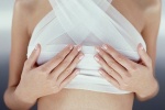 Phụ nữ phẫu thuật ngực có nguy cơ mắc ung thư cao