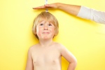 Trẻ chậm lớn có nên bổ sung hormone tăng trưởng?