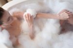 Video: Tắm nước nóng hay nước lạnh tốt cho sức khỏe hơn?