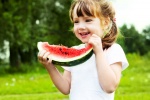 Bé mấy tuổi thì được ăn dưa hấu?