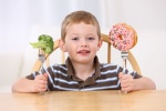 Trẻ con không ăn thức ăn lành mạnh sau khi xem quảng cáo