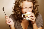 Uống nhiều cà phê khiến vòng 1 của chị em có nguy cơ xẹp lép?
