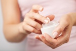 Lạm dụng kem dưỡng ẩm: Thói quen gây hại cho da