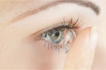 Kính áp tròng mới giúp điều trị các bệnh về mắt