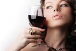 1 ly rượu mỗi ngày cũng làm giảm khả năng sinh sản ở nữ giới