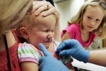 Mùa cúm sắp đến rồi! Vaccine cúm nên sử dụng loại tiêm hay xịt mũi?