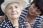 Làm thế nào để giảm cảm giác thất vọng khi chăm sóc bệnh nhân Alzheimer?