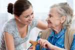 Cách nào để thoải mái tâm lý khi chăm sóc người  thân bị Alzheimer? 