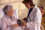 Làm sao giữ huyết áp ổn định khi lớn tuổi?