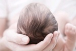 Mẹ đã biết hiện tượng rụng tóc và cách chăm sóc tóc đúng cách cho trẻ sơ sinh?