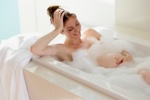 phụ nữ mang thai tắm bồn nước nóng có an toàn?
