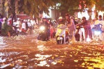 Giao thông Hà Nội hỗn loạn sau cơn mưa lớn