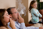 Hút thuốc lá trong nhà, người thân phải hít chất độc trong 6 tháng!