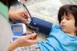 Trẻ bị nôn, đỏ bừng mặt: Cẩn trọng tăng huyết áp