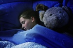 Vì sao cha mẹ nên để cho trẻ ngủ trong bóng tối?