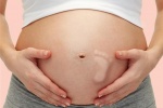 Em bé đạp nhiều trong bụng mẹ có sao không?