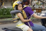 Cho trẻ đội mũ bảo hiểm chưa đủ an toàn khi tham gia giao thông!