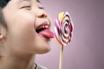 Trẻ thích ăn ngọt hại sức khỏe - Có cách nào cắt giảm đường?