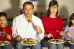Tại sao không nên bật TV trong các bữa ăn gia đình?