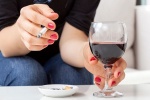 Rượu vang đỏ có thể làm giảm tác hại của thuốc lá