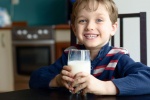 Vì sao nên cho trẻ uống sữa nguyên chất thay vì sữa tách béo?