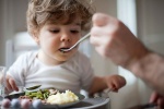 Khi nào nên tập cho trẻ ăn cơm?