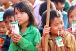 Học sinh trường dân tộc nghèo nhất Đắk Nông được trao sữa học đường
