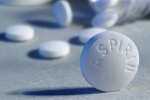 Dùng aspirin thường xuyên có gây thoái hóa điểm vàng?