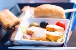 Ăn gì khi đi máy bay và một số lưu ý khi mang đồ ăn lên máy bay