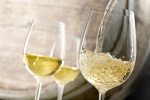 Uống rượu vang trắng làm tăng nguy cơ ung thư da?