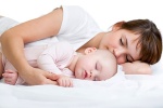 Lợi – hại của việc cho bé mới sinh ngủ cùng