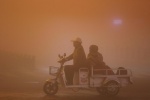 Cận cảnh cuộc sống trong khói mù ô nhiễm đang báo động đỏ ở Trung Quốc