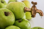 Làm nước ép táo để thải độc và phòng nhiều bệnh