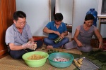 Làng làm bánh tét xanh như ngọc ở Quảng Trị