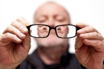 8 vấn đề về mắt thường gặp ở người lớn tuổi