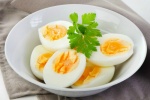 Người bị rối loạn mỡ máu có nên ăn trứng?