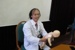 Bác sĩ Bạch Mai hướng dẫn xử lý khi trẻ bị hóc dị vật ngày Tết