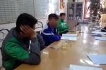 Hà Nội: Xử phạt 3 tài xế taxi tiểu bậy ven đường