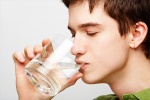 Uống nước có giúp giảm triệu chứng cảm lạnh?