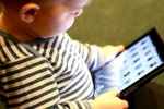 Những dấu hiệu con bạn sắp “hỏng” mắt vì iPad, ti vi