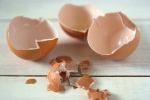 Video: Đây là lý do vì sao bạn nên bắt đầu ăn… vỏ trứng!
