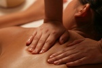 Có nên chữa vẩy nến bằng massage?